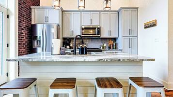 Kylskåp, ugn, spishäll och diskmaskin