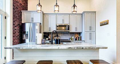 Stylish Urban Getaway ~ Downtown Knox