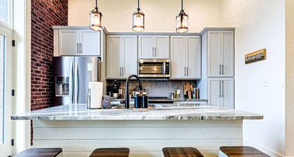 Stylish Urban Getaway ~ Downtown Knox