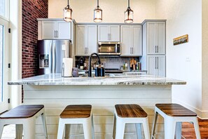 Réfrigérateur, four, plaque de cuisson, lave-vaisselle