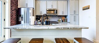 Stylish Urban Getaway ~ Downtown Knox