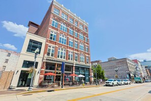 Exterior - Iconic views of Gay St. – Luxury Century Building (Knoxville)