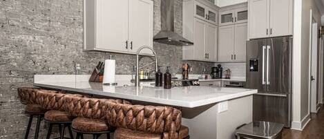 Een koelkast, een microgolfoven, een oven, een kookplaat