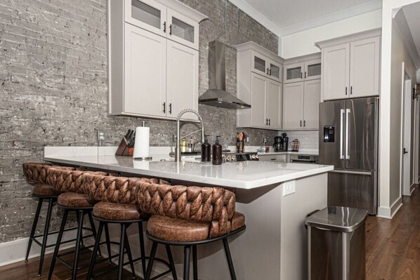 Jääkaappi, mikroaaltouuni, uuni, liesi