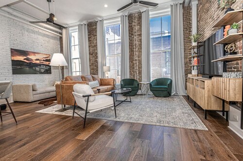 Downtown Luxury Condo | Near UT