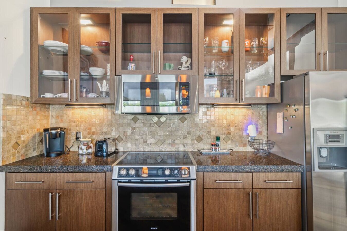 Kühlschrank, Mikrowelle, Ofen, Herdplatte