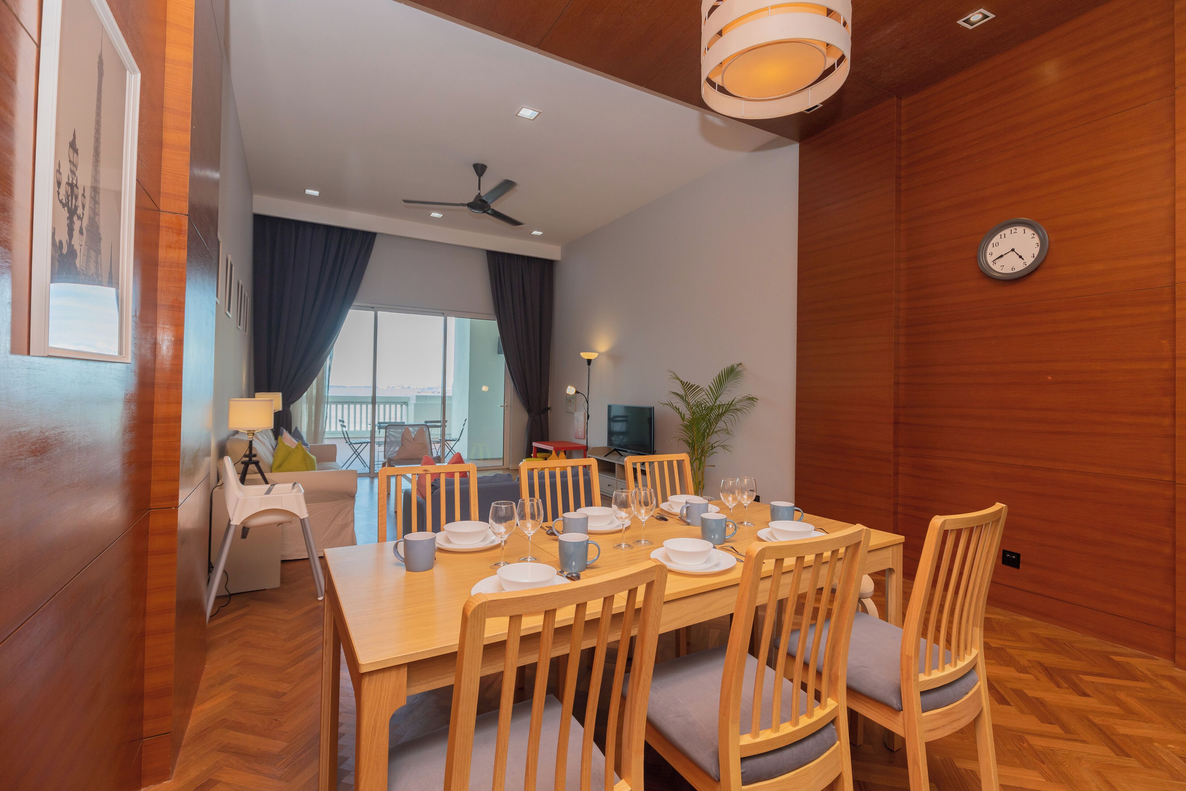 Apartamento presidencial, sacada | Área de estar | Smart TV 43 polegadas com canais digitais