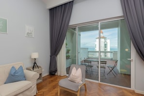 Living area - Straits Quay Waterside Suites (George Town)