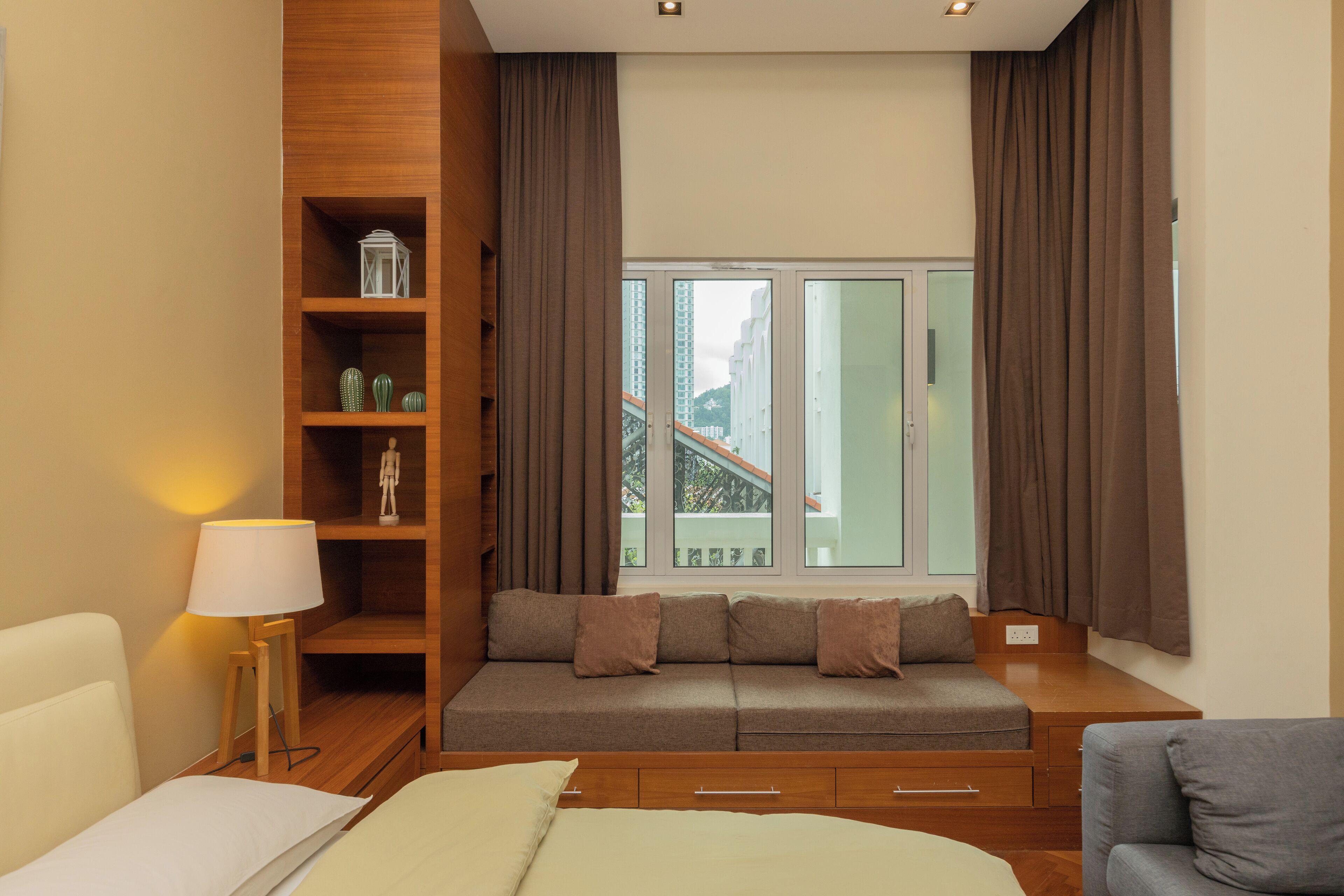 2 bedrooms, desk, laptop workspace, soundproofing