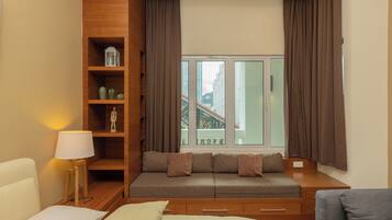 2 bedrooms, desk, laptop workspace, soundproofing