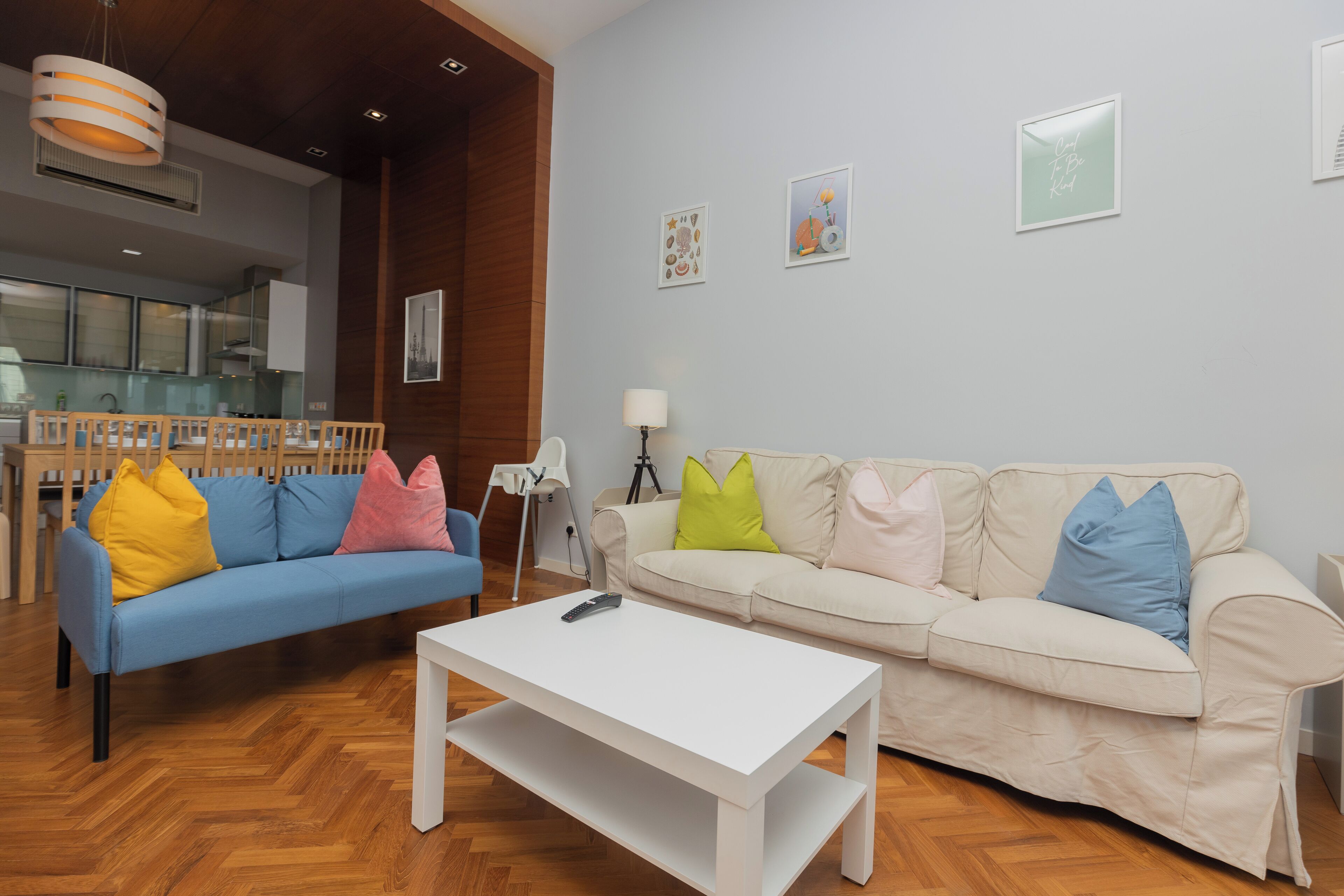 Una sala de estar con dos sofás, una mesa de centro y una lámpara.