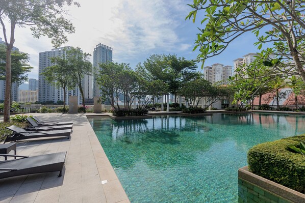 2 outdoor pools - Straits Quay Waterside Suites (George Town)