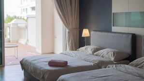 Ein Hotelzimmer mit Bett, Lampe und Blick nach draußen.