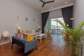 Living area - Straits Quay Waterside Suites (George Town)