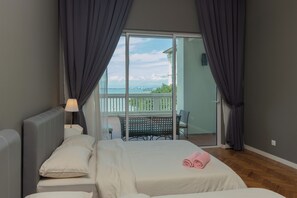 2 bedrooms, desk, laptop workspace, soundproofing - Straits Quay Waterside Suites (George Town)