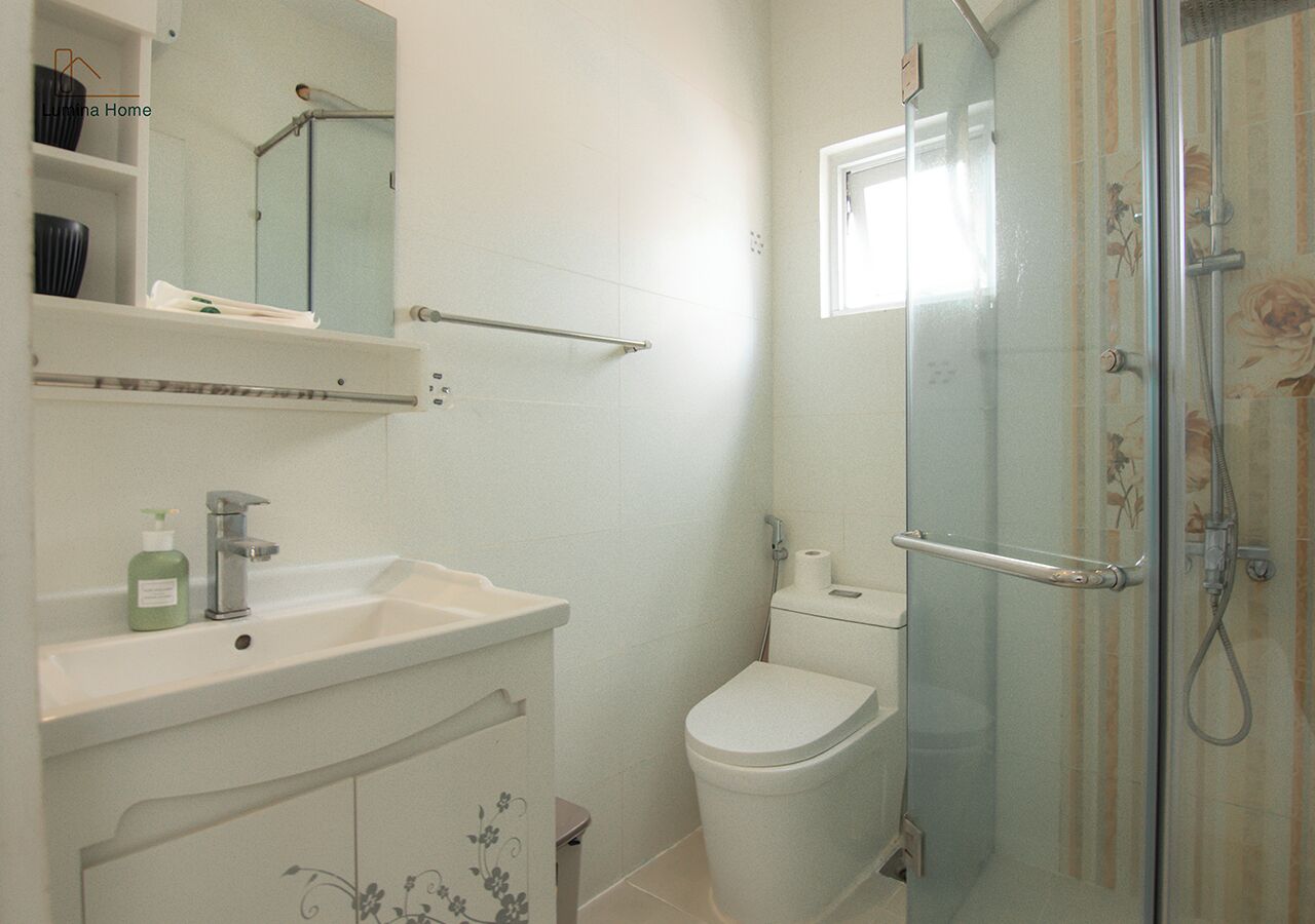 Ein Badezimmer mit Waschbecken, Toilette und Dusche.