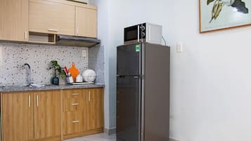 Apartamento de lujo, 2 habitaciones, cocina, vistas a la ciudad | Cocina privada | Frigorífico, microondas, placa de cocina y utensilios de cocina
