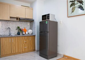 Apartamento superluxo, 2 quartos, cozinha, vista para a cidade | Cozinha privada | Geladeira, micro-ondas, cooktop, talheres/pratos/utensílios de cozinha