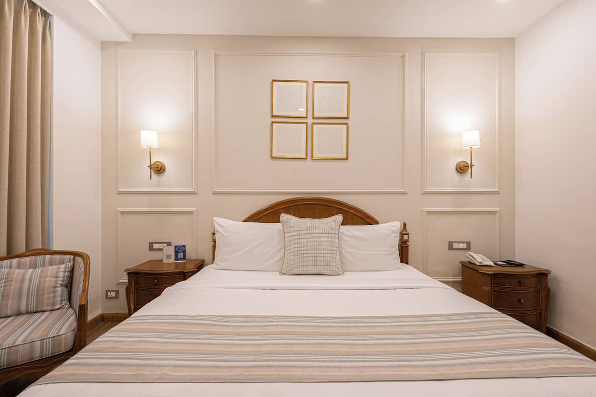 Chambre Double Deluxe, non-fumeurs, service de ménage | 1 chambre, coffres-forts dans les chambres, bureau, Wi-Fi gratuit