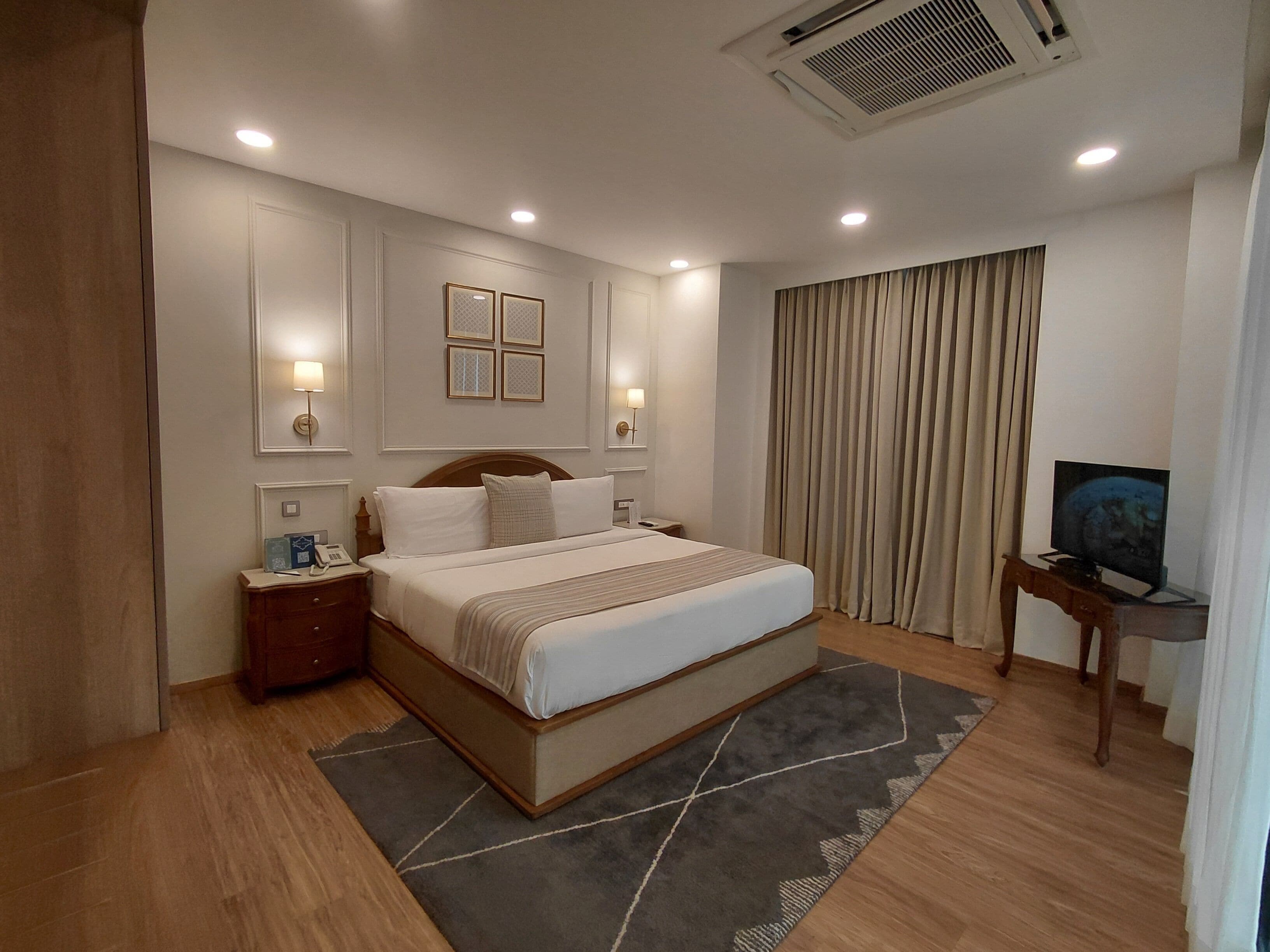 Business Suite | In-room safe, desk, laptop workspace, free WiFi