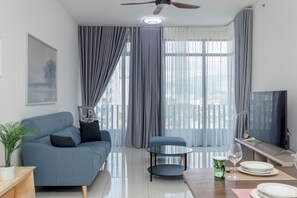 Appartement Deluxe, balcon, vue ville | Coin séjour | TV connectée de 43 pouces avec chaînes par câble, Netflix