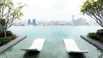 2 outdoor pools