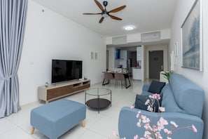 Appartement Deluxe, balcon, vue ville | Coin séjour | TV connectée de 43 pouces avec chaînes par câble, Netflix