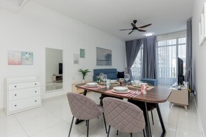 Appartement Deluxe, balcon, vue ville | Coin séjour | TV connectée de 43 pouces avec chaînes par câble, Netflix