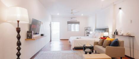 Een strijkplank/strijkijzer, wifi, beddengoed