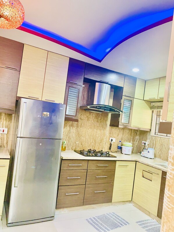 冰箱、炉灶、电热水壶、烤面包机