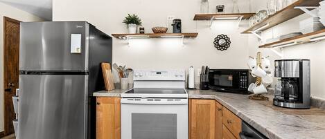 Réfrigérateur, four à micro-ondes, un four, surface de cuisson
