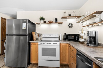 Whitehouse Retreat Suite Apt | Near River & Duluth