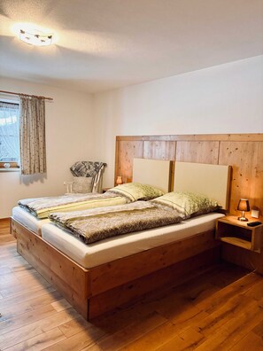 1 bedroom, bed sheets