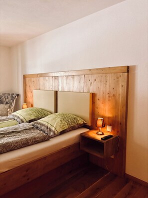 1 bedroom, bed sheets - Apartment Mariengrund, 2 to 4 persons, 105 sqm, 2 separate bedrooms (Schönau am Königssee)