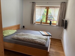 1 bedroom, bed sheets
