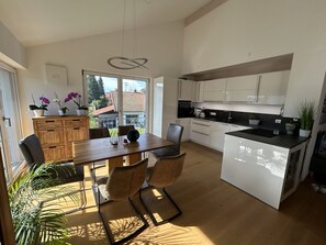 Kylskåp, ugn, spishäll och diskmaskin