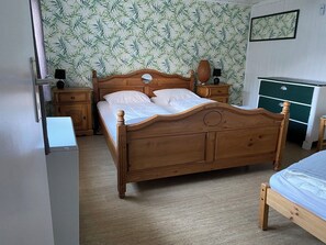 7 bedrooms, iron/ironing board, travel crib, free WiFi - Haus Bornstein, cozy fachwerk house near Winterberg. Pet friendly! (Olsberg)