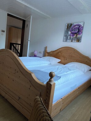 7 habitaciones, tabla de planchar con plancha y cuna de viaje 