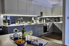 Réfrigérateur, micro-ondes, four, plaque de cuisson