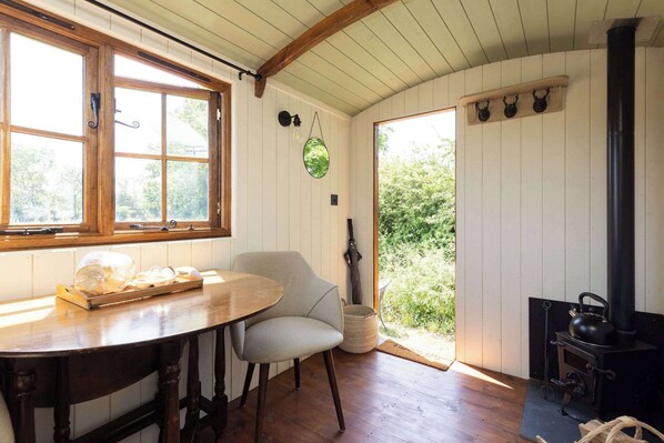 المنشأة من الداخل