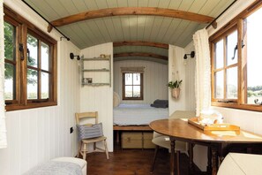 1 habitación, cuna de viaje y ropa de cama