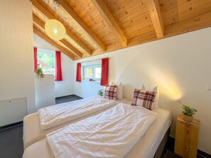 3 bedrooms, iron/ironing board, Internet
