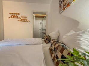 3 bedrooms, iron/ironing board, Internet