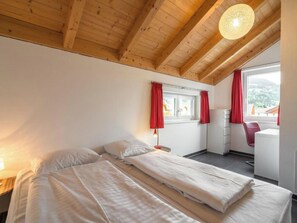 3 bedrooms, iron/ironing board, internet
