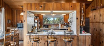 Breathtaking Panoramic Valley and Mountain Views, Enjoy From Hot Tub, Huge Deck, or Home, plus BBQ