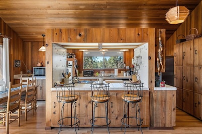 Breathtaking Panoramic Valley and Mountain Views, Enjoy From Hot Tub, Huge Deck, or Home, plus BBQ
