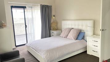 3 bedrooms, iron/ironing board, WiFi, bed sheets