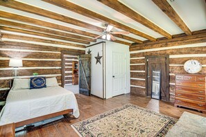 3 bedrooms, Internet, bed sheets - 6 Mi to Scottsboro: Apt w/ Furnished Porch (Hollywood)