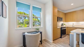 Refrigerador, microondas, horno, placa de cocina
