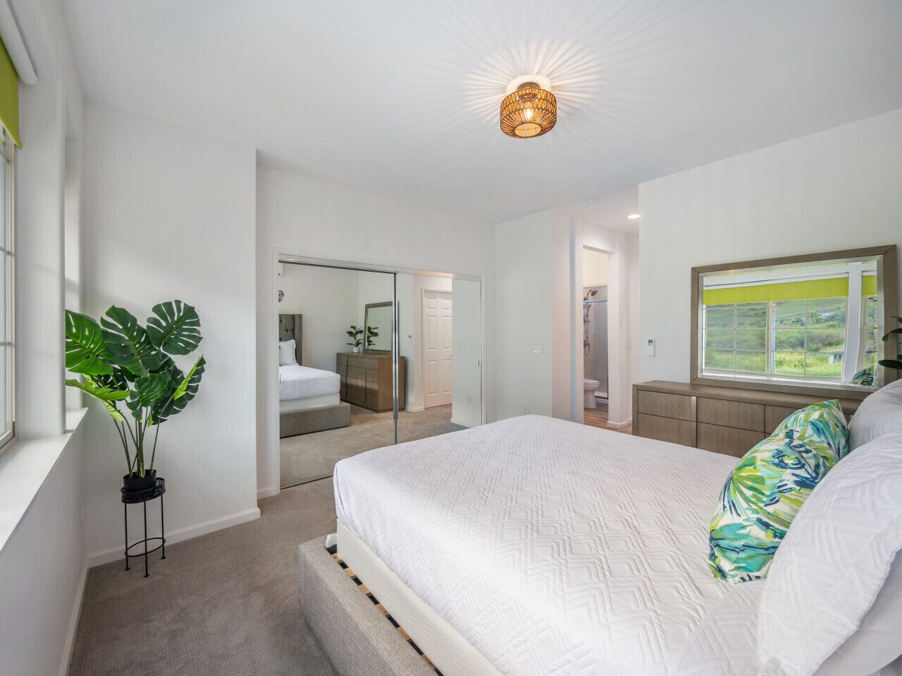 4 soverom, skrivebord, strykejern/-brett og reiseseng for barn